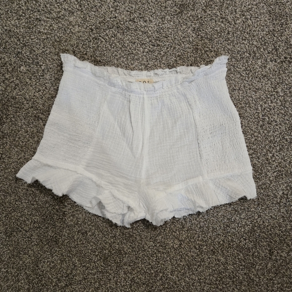 POL Pants - Brand new!! NWOT POL boutique white stretchy ruffle shorts size medium